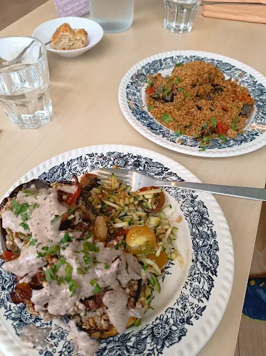 Aubergine confite, sauce tahini et taboulé