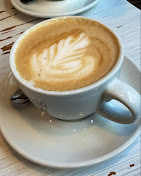 Café latte art servi en salle