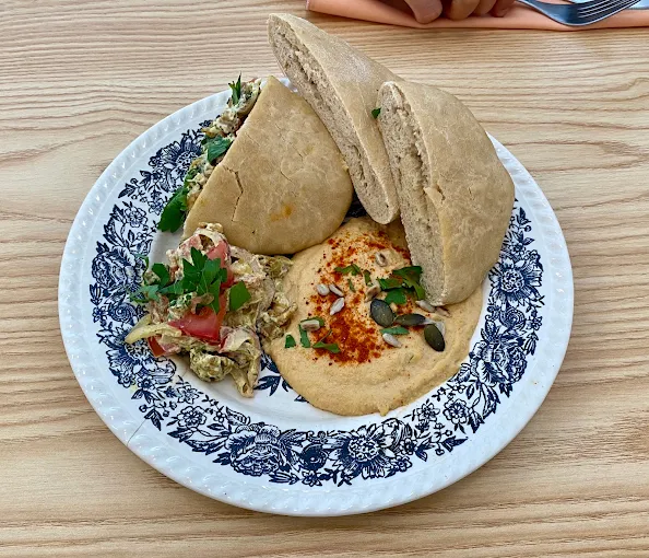 Pita garnie, houmous et salade fraîche